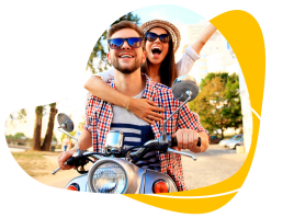 foto pareja feliz en moto segurisimo